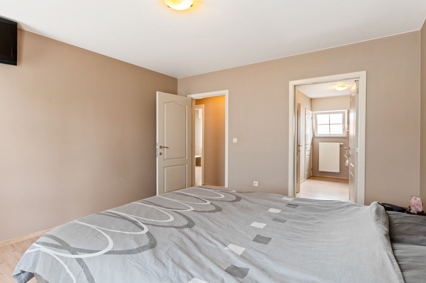 Recente, grote HOB met 4+ slpk., dubbele garage, weide en stallen foto 17