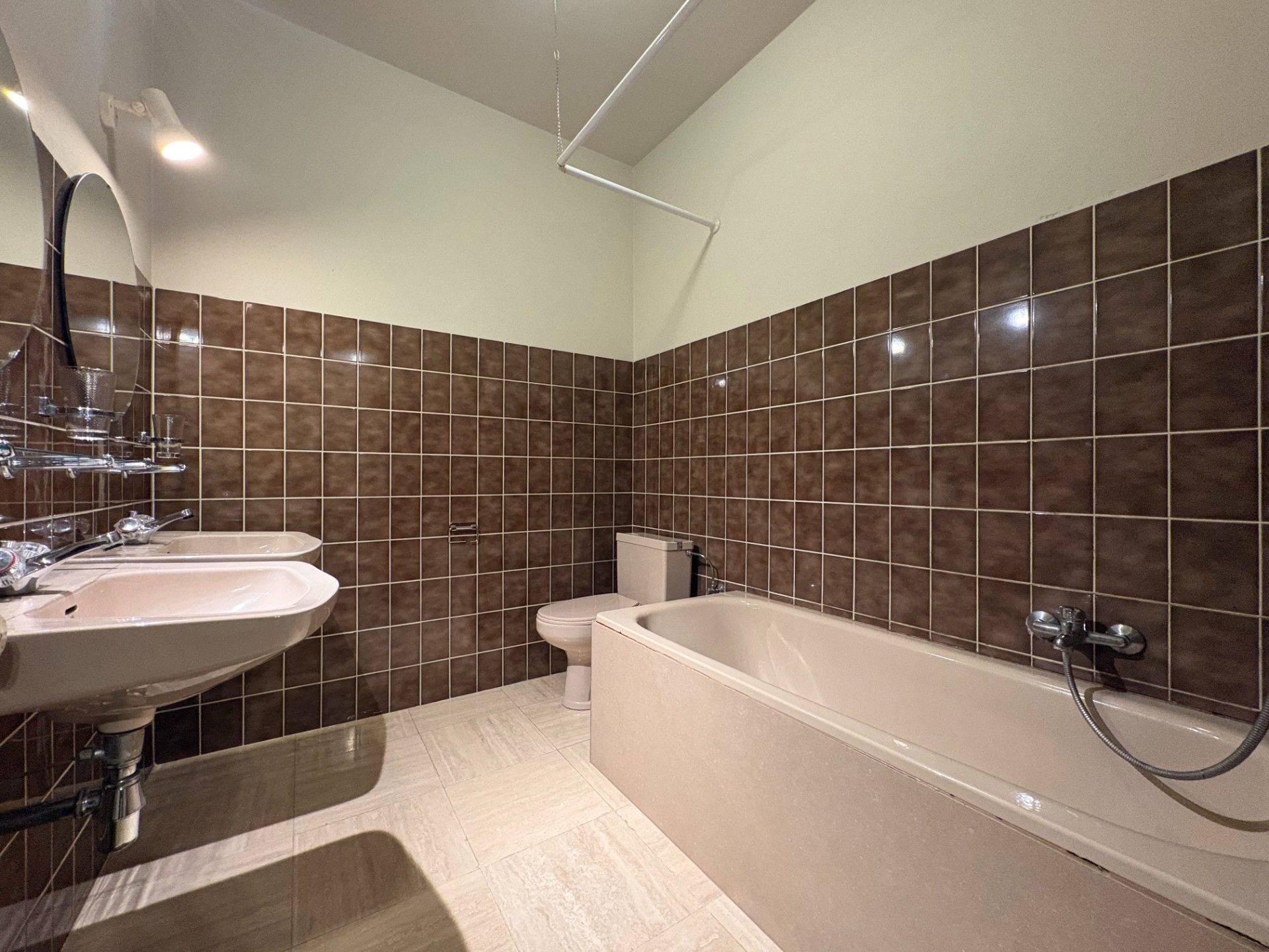 Ruim en lichtrijk 2-slaapkamerappartement in centrum Kortrijk foto 9