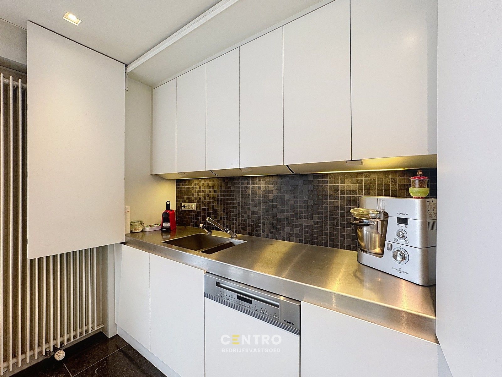Prachtig BEDRIJFSPAND, bestaande uit MAGAZIJN (576m2 + tussenverdieping), BURELEN en instapklare, alleenstaande WONING. Op ambachtelijke zone te Aalter. foto 15