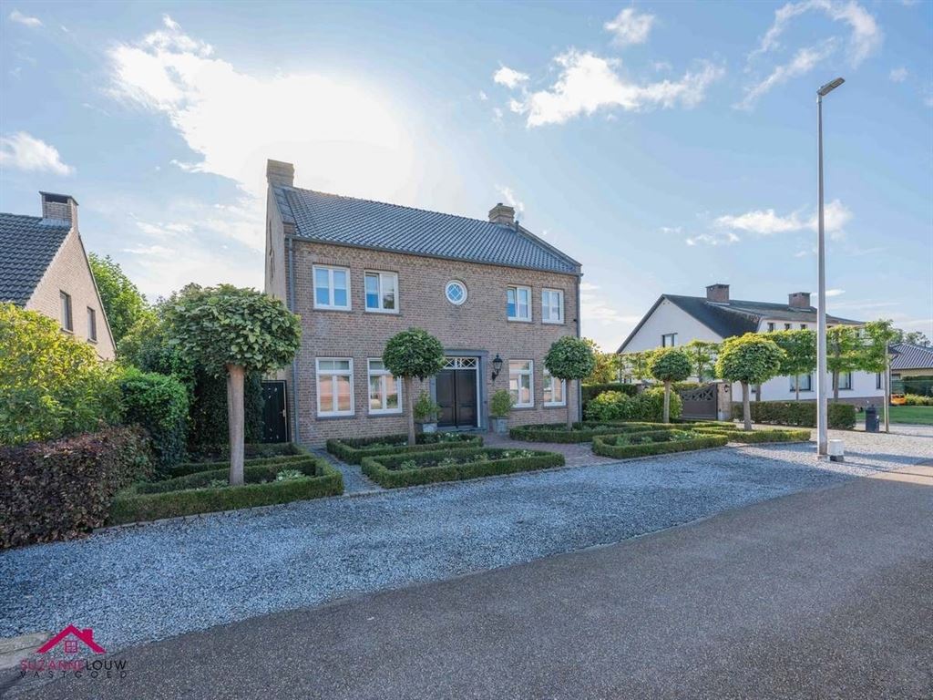 Landelijke villawoning met dubbele vrijstaande garage foto 2