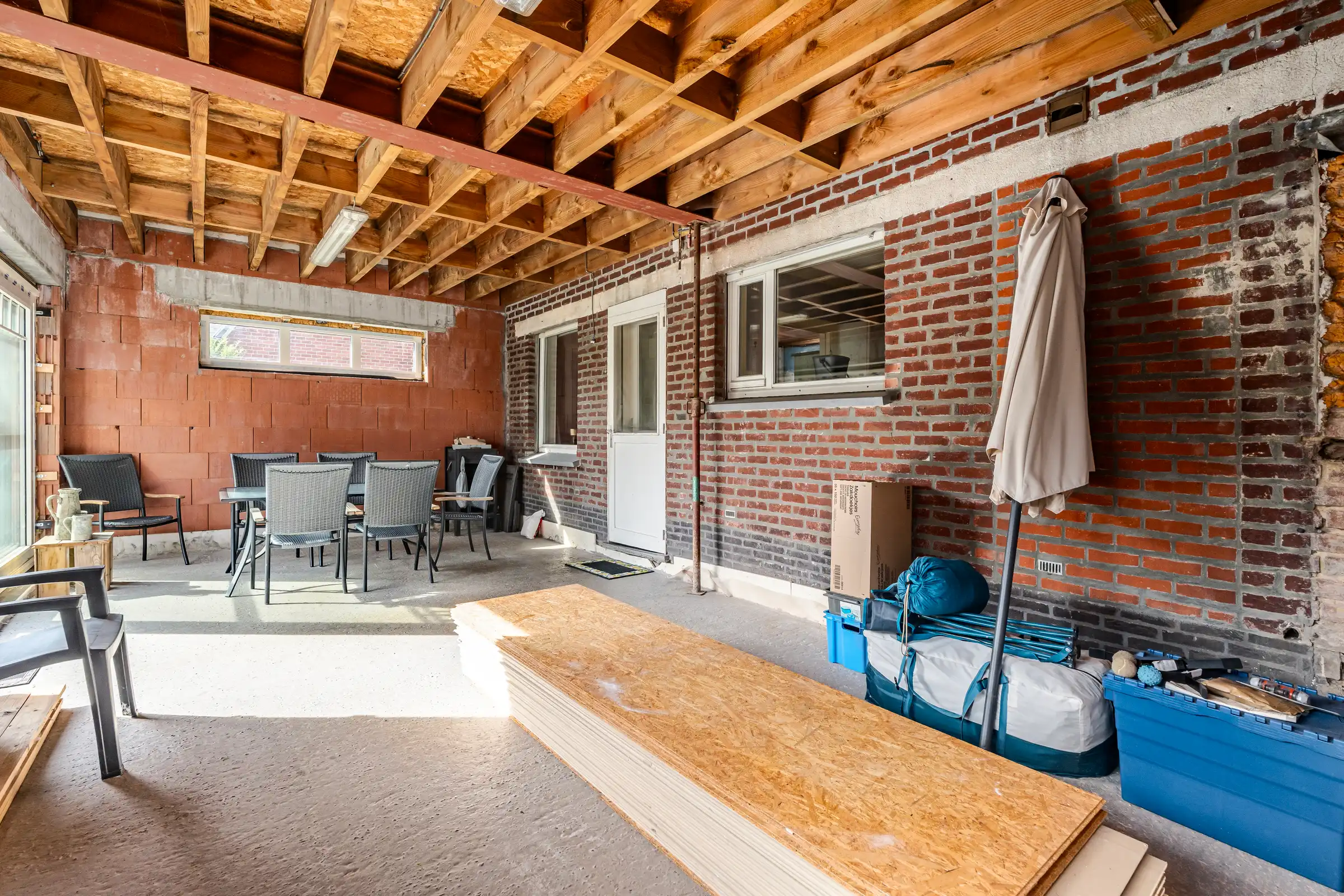 Vrijstaande woning met vernieuwd dak en veel potentieel foto 11