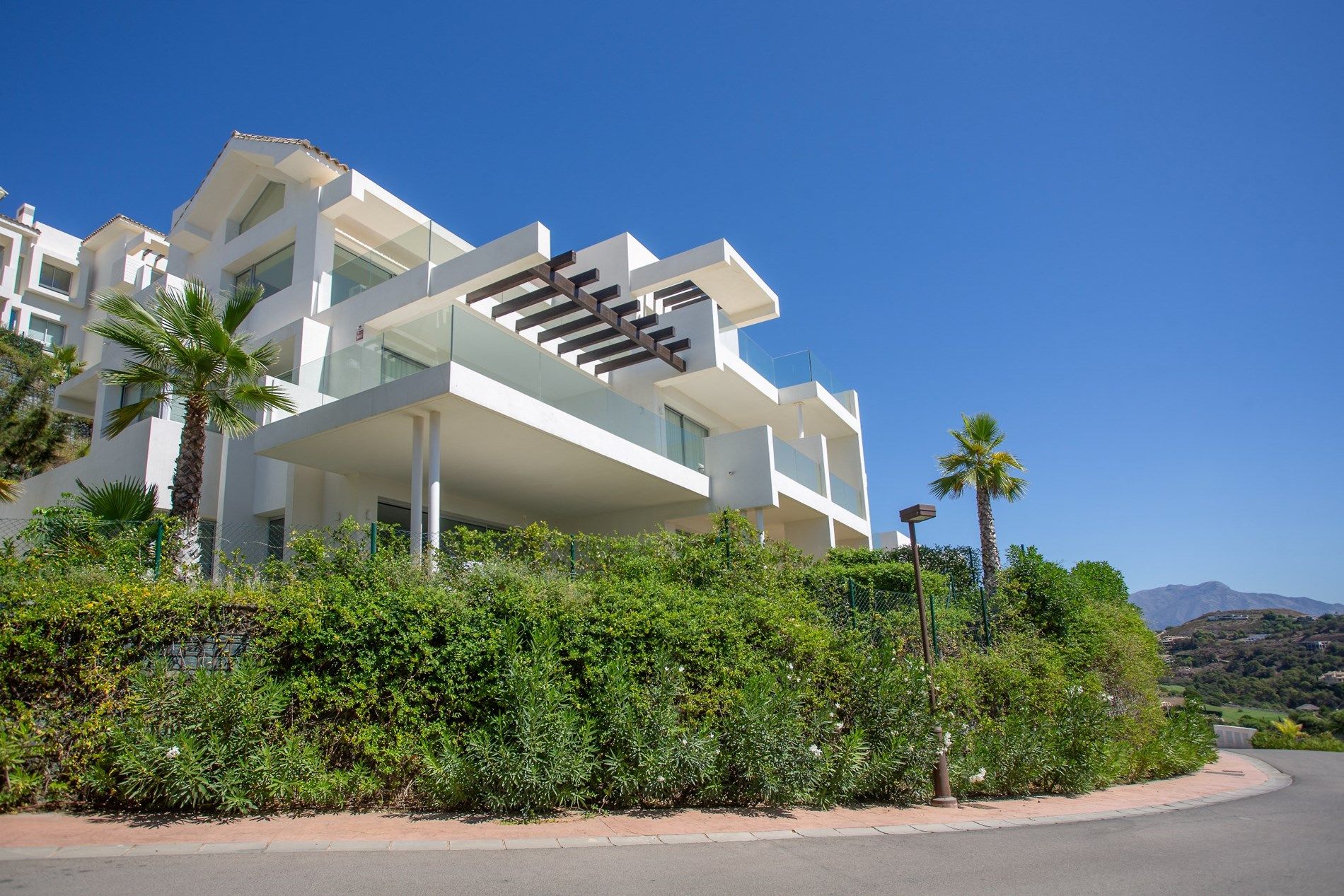 Marbella Club Hills - Prachtige instapklare penthouse met solarium, ruime woonkamer met volledig ingerichte keuken en biedt prachtig uitzicht op zee en het groe foto 26