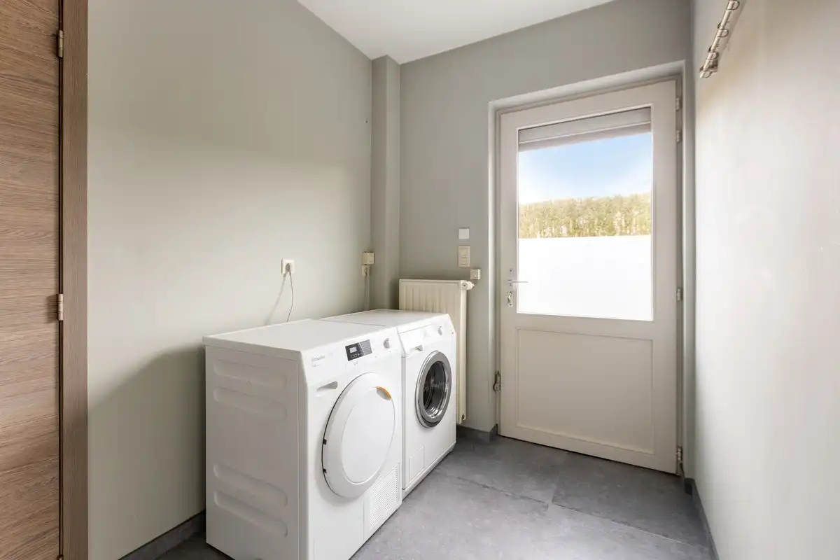 Instapklare villa met 3 slaapkamers, kantoor en garages foto 17