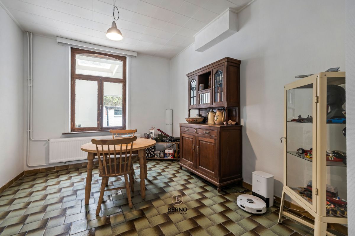 Rustig gelegen woning met 3 slaapkamers en ruime garage. foto 3