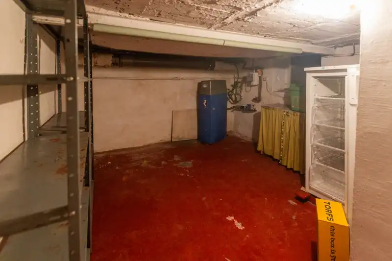 Te renoveren, centraal gelegen woning met 2 slaapkamers (4 mogelijk), tuin en oprit. foto 22
