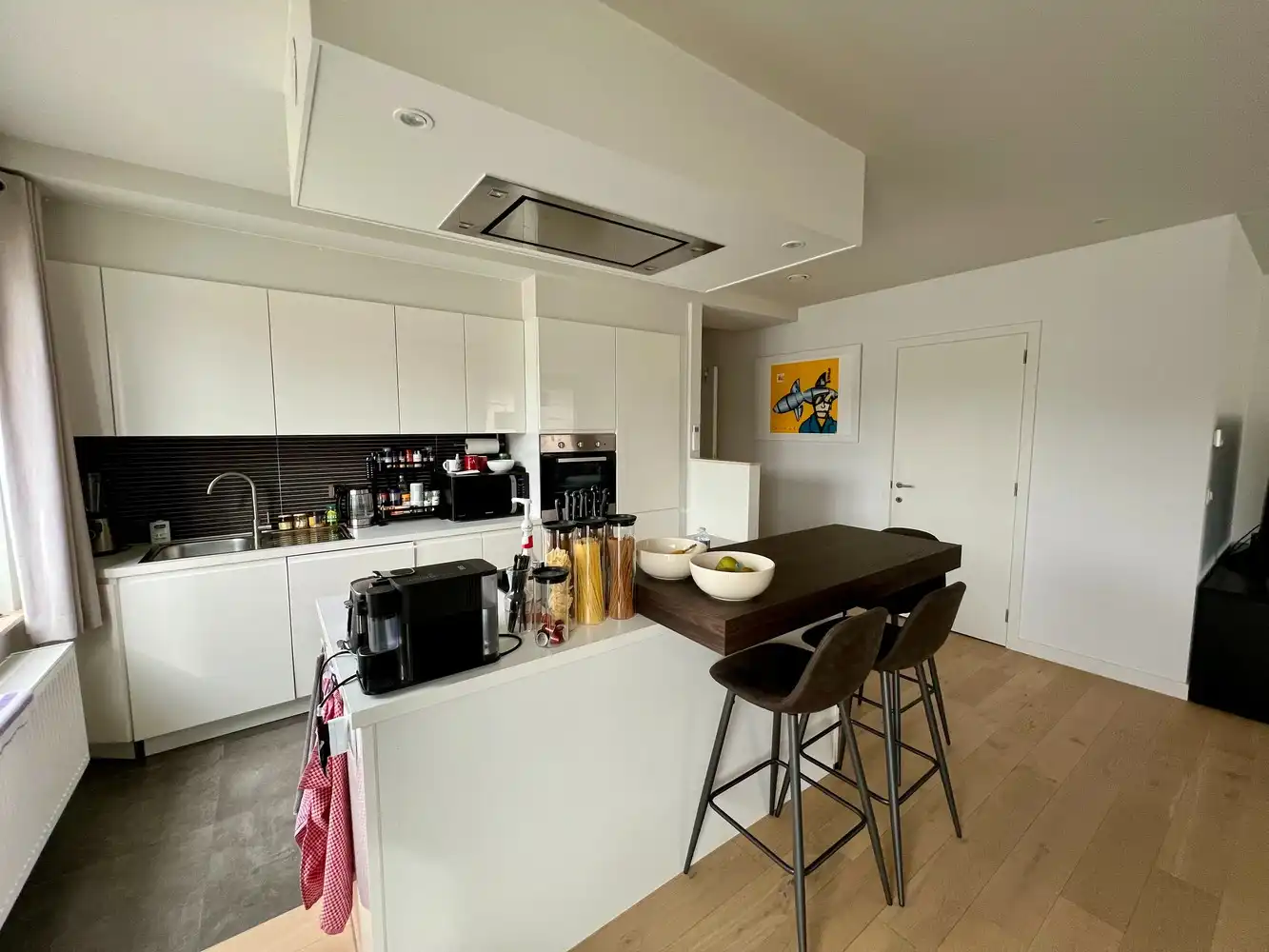 Ruim, vernieuwd appartement met 2 slaapkamers! foto 4