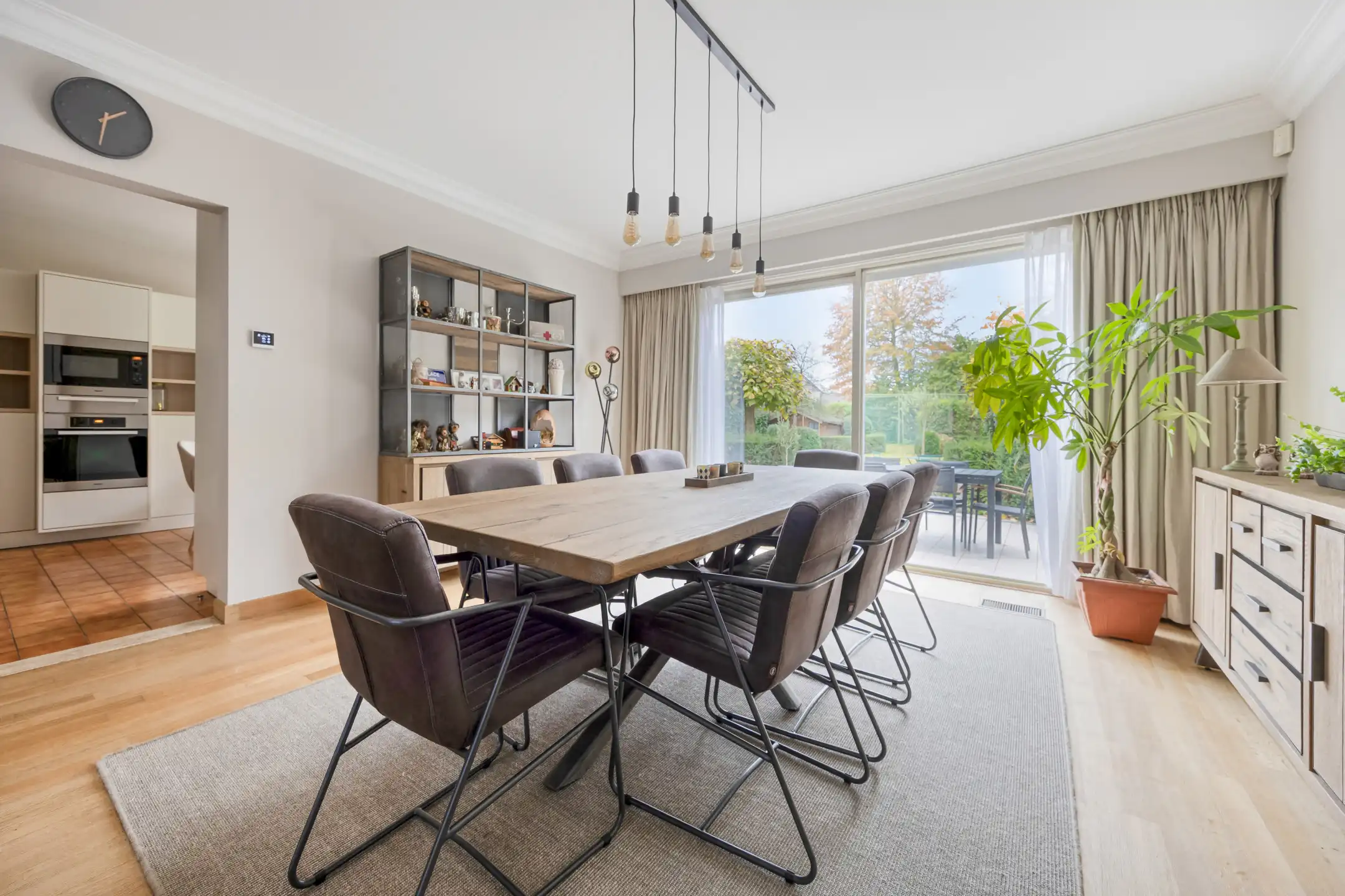 Karaktervolle en ruime vrijstaande woning met prachtige tuin foto 5