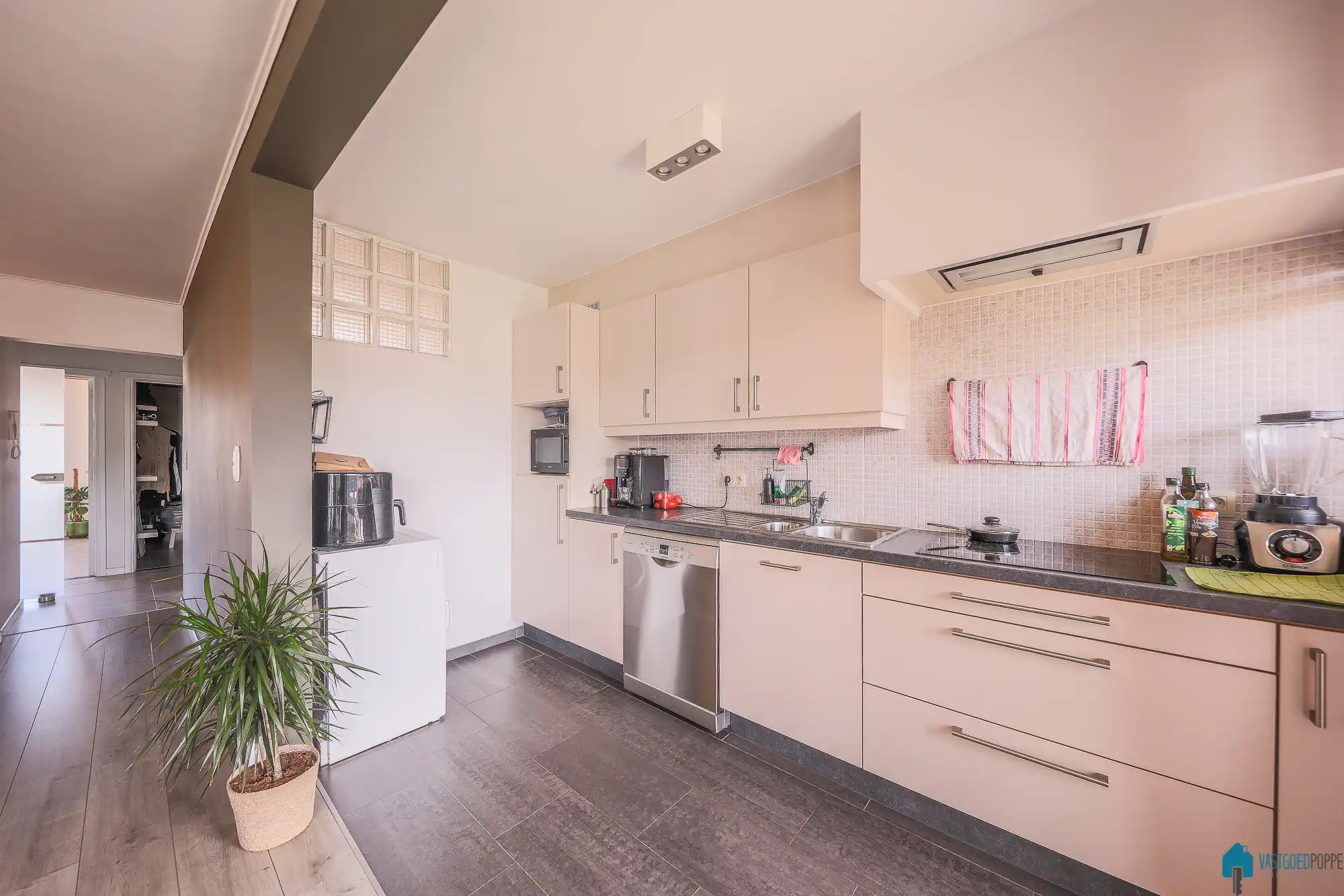 Gerenoveerd appartement met terras foto 4