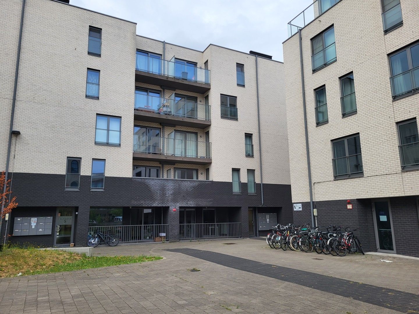 Stijlvol appartement met terras en autostaanplaats foto 6