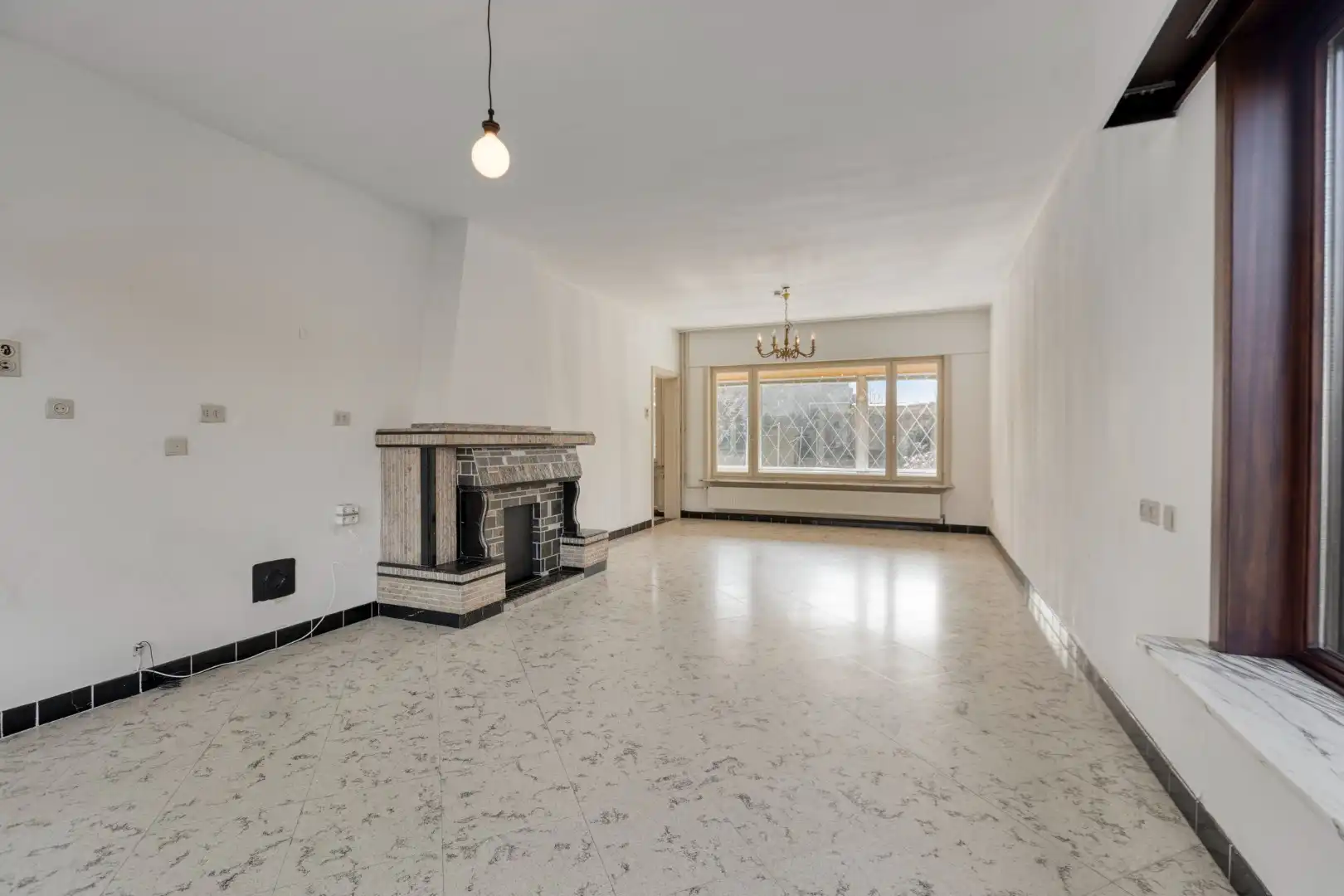 Gunstig gelegen woning met oa 3 slpks op een mooi perceel van 742 m². foto 2