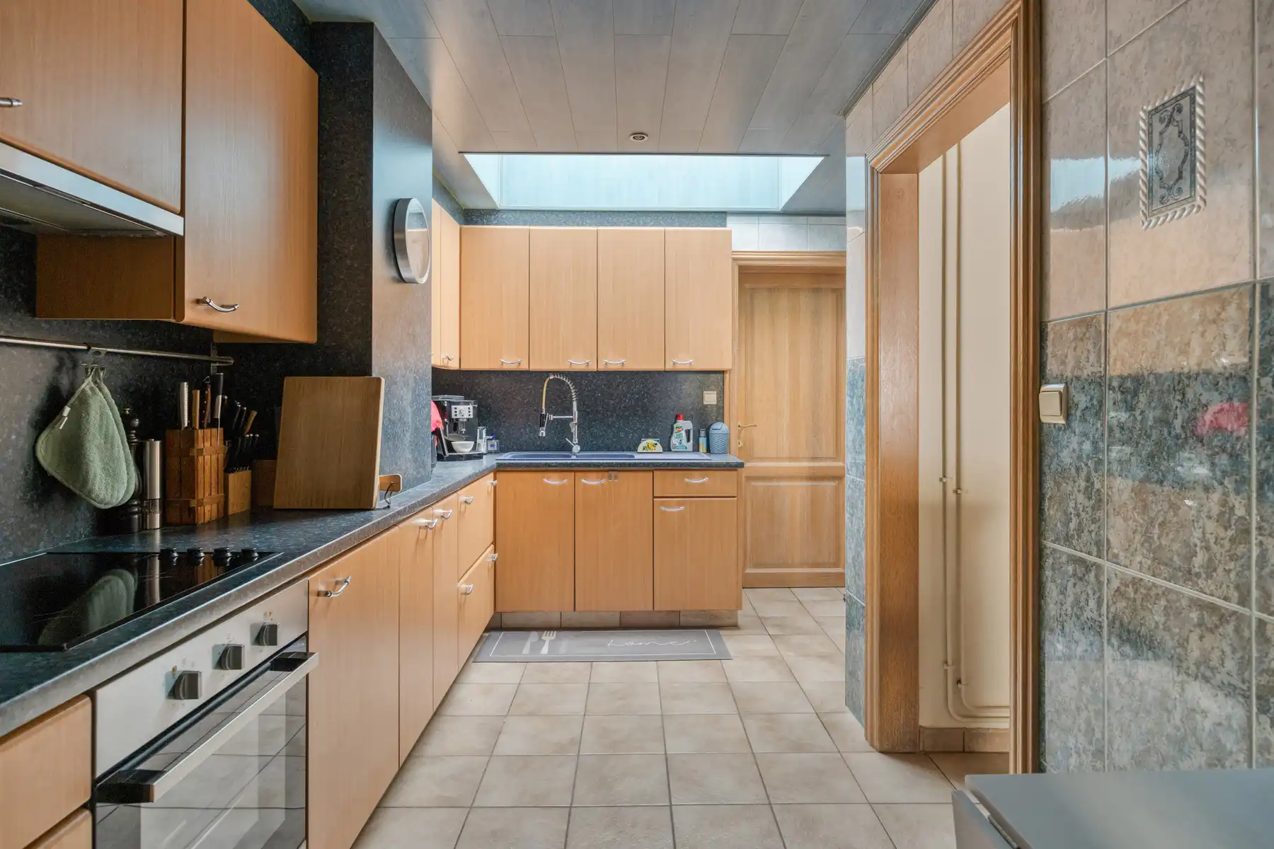 Leemans Immobiliën presenteert u  deze gerenoveerde, instapklare woning in het bruisende hart van Denderleeuw. foto 7