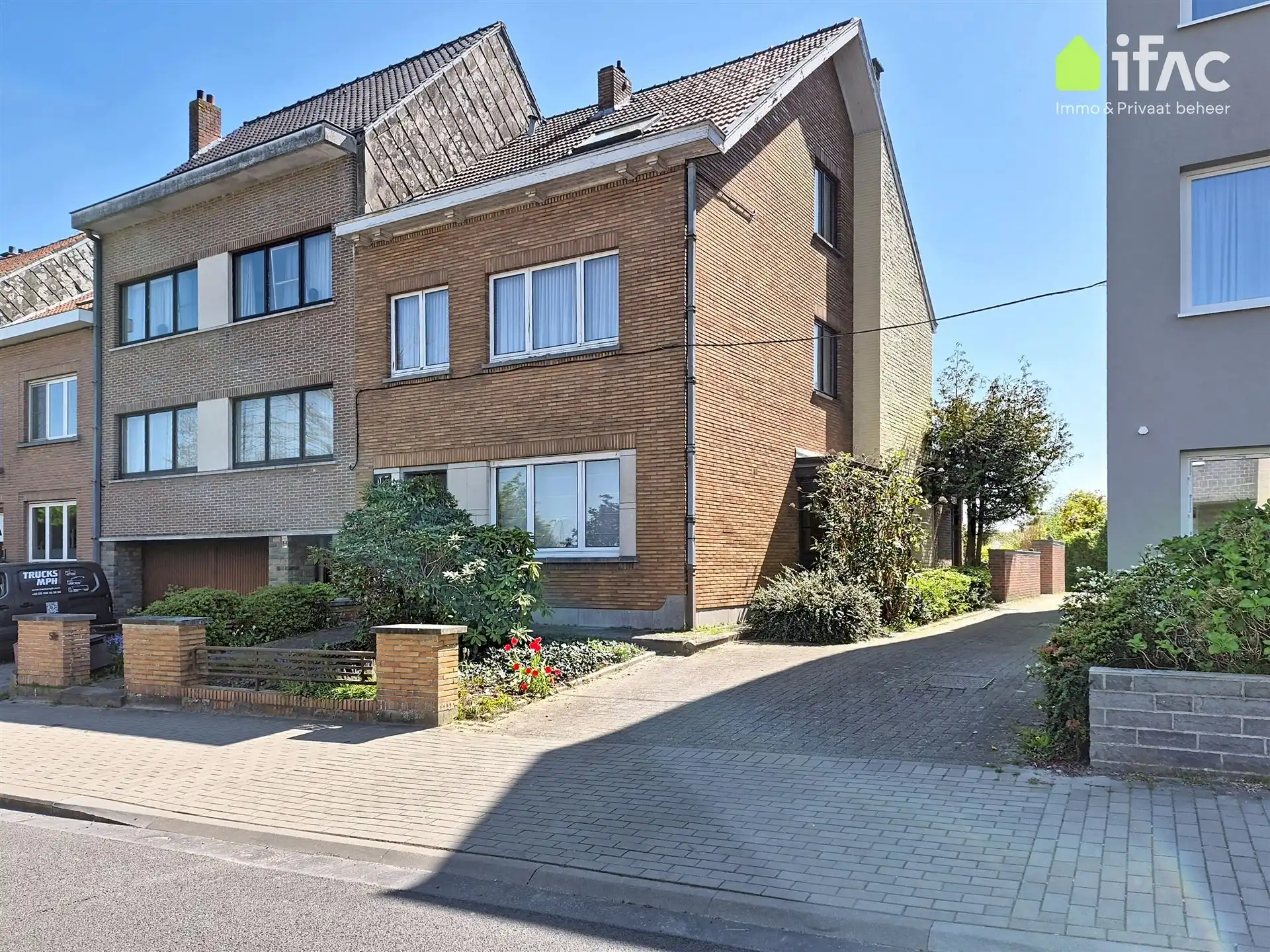 Stevige 3-gevel, 5 slpks, dubbele garage, centrum, ±17are foto 2