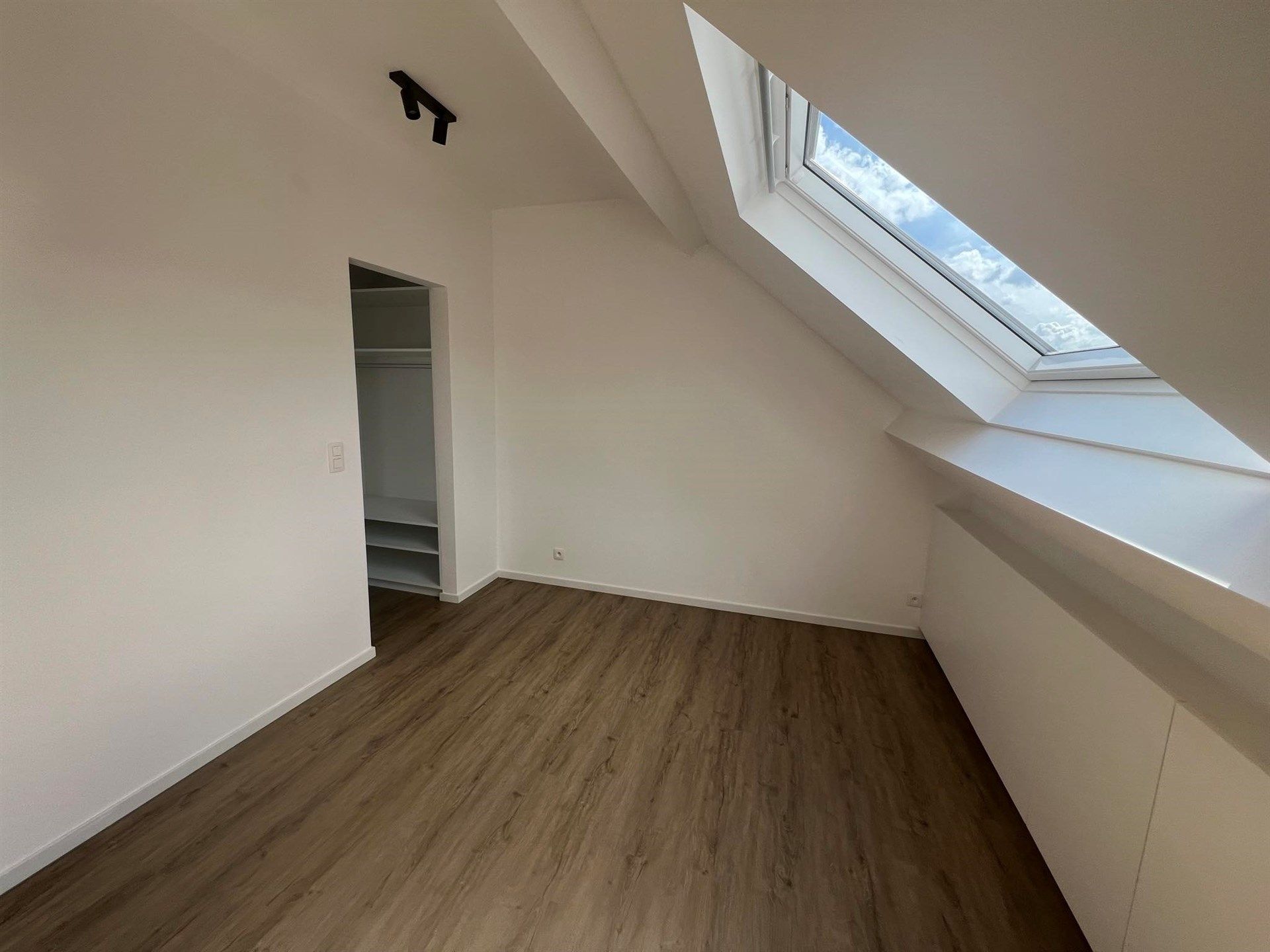 Gerenoveerd appartement met 1 slaapkamer en eigen ingang foto 9