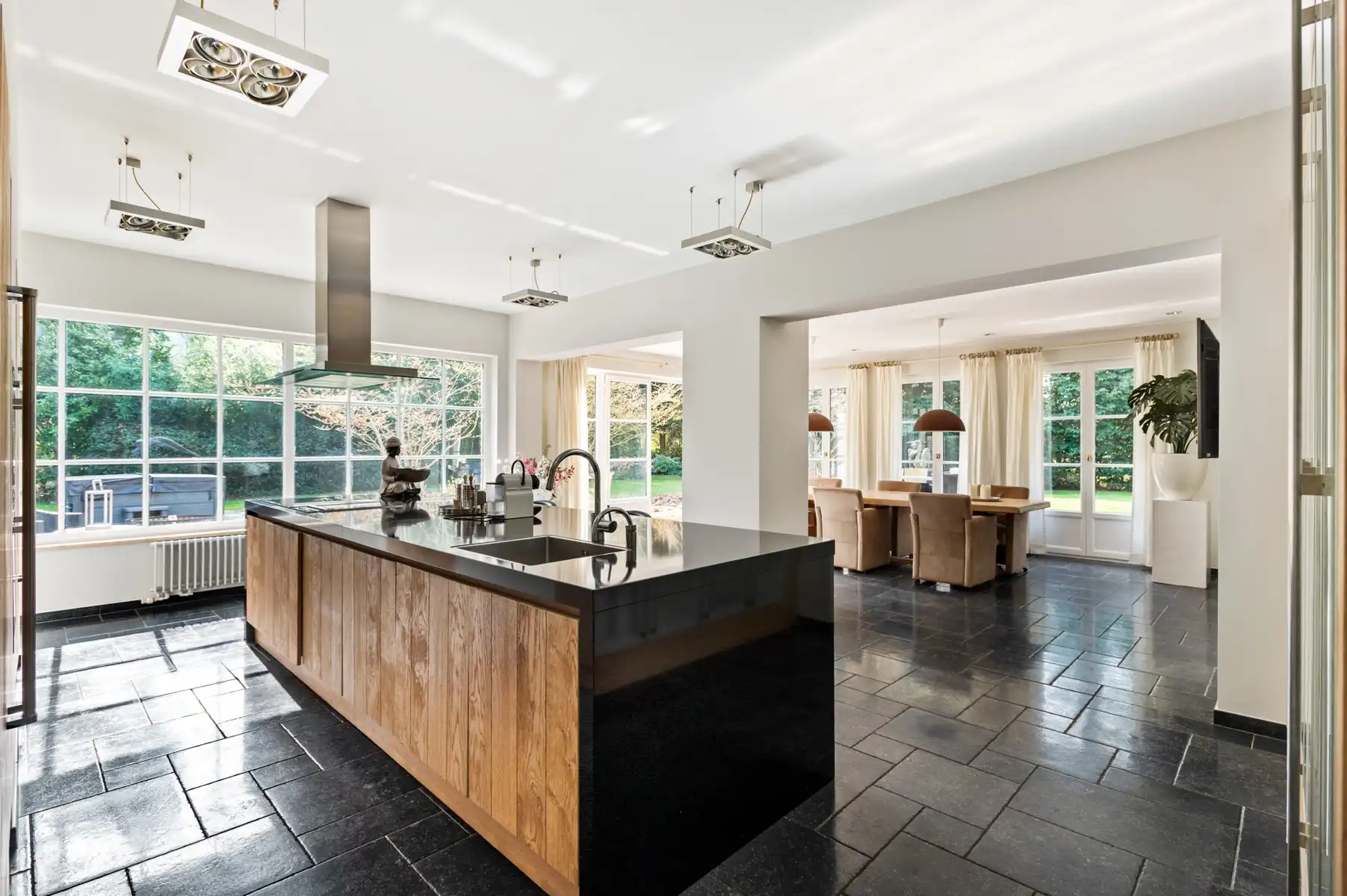 Exclusieve instapklare villa met 15.088m² parktuin foto 12