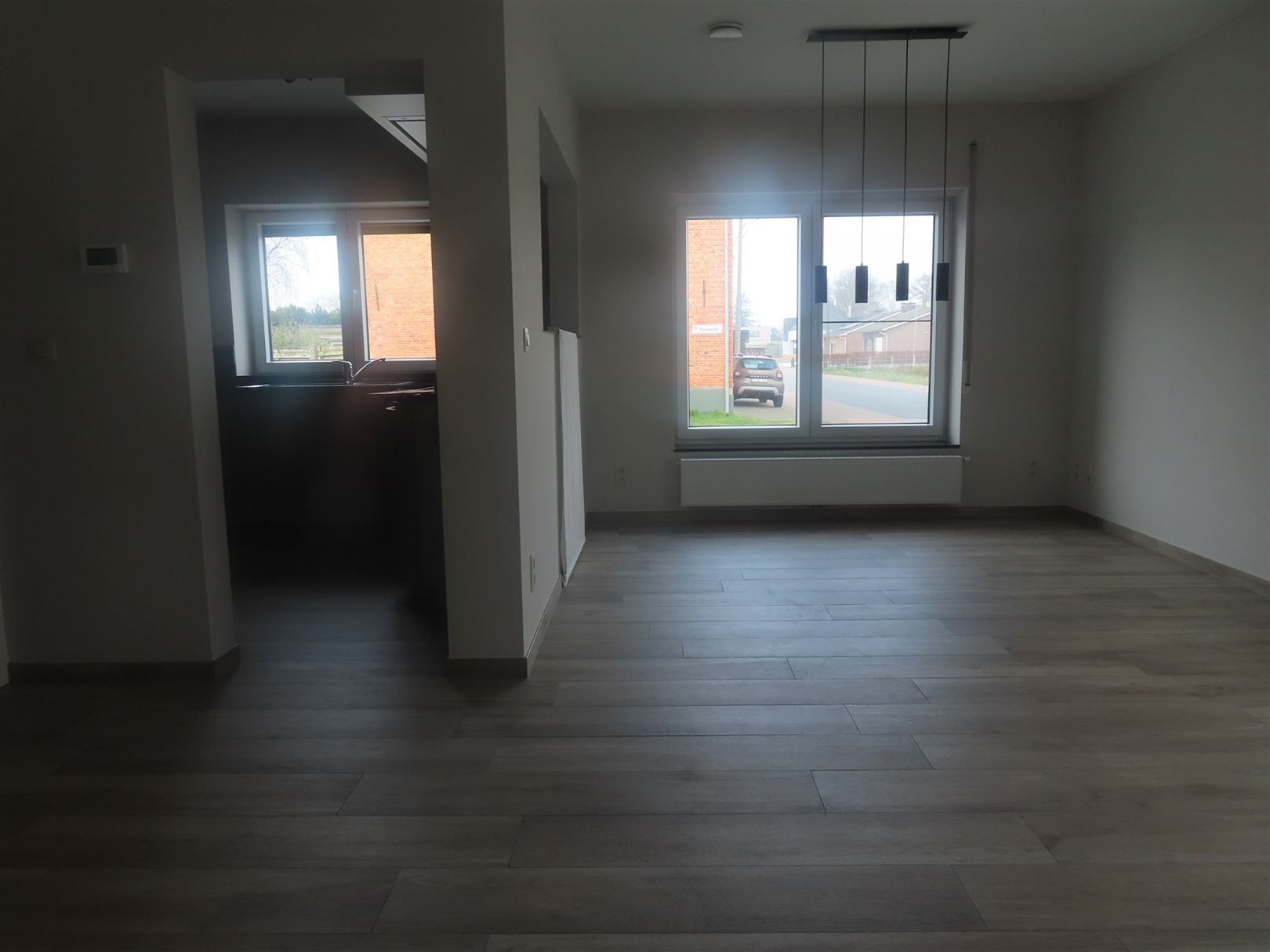 Gelijkvloers tweeslaapkamerappartement met tuin en carport! foto 3