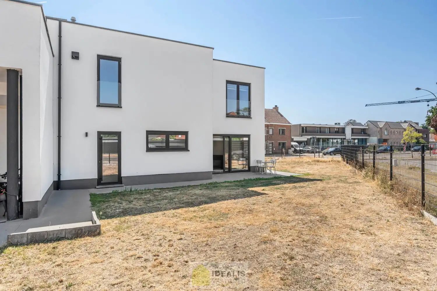 IDEALIS VASTGOED – AANGENAME INSTAPKLARE ÉÉNGEZINSWONING NABIJ HET CENTRUM VAN HEPPEN (LEOPOLDSBURG)! De woning omvat 141m² netto bewoonbare oppervlakte met een fijne leefruimte, 3 slaapkamers, eetkamer, dressing en badkamer!! Zeer geschikt voor kandidaten op zoek naar een instapklare woning met een vlotte bereikbaarheid van woonkernen als Heppen, Leopoldsburg, Beringen en Ham, tevens een vlotte verbinding naar autosnelweg E314! foto 4