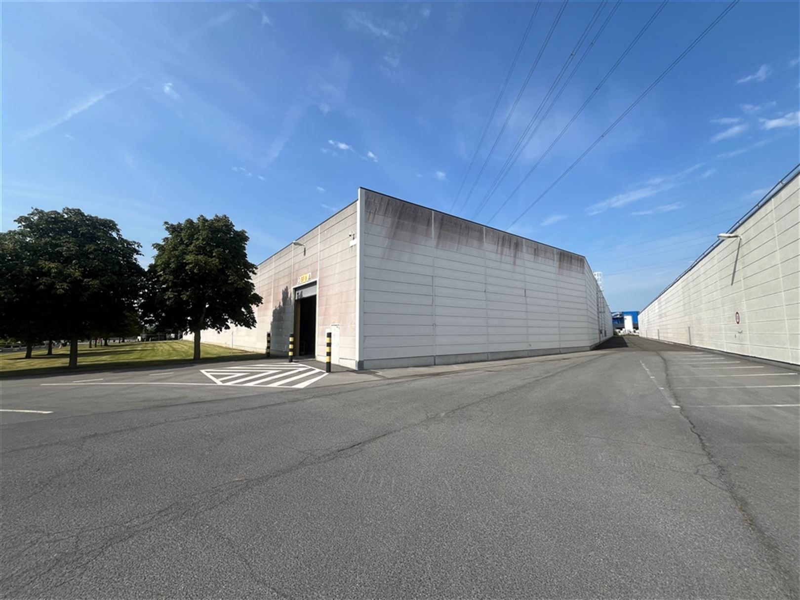 Magazijn met laad- en loskades en ruime parking foto 2