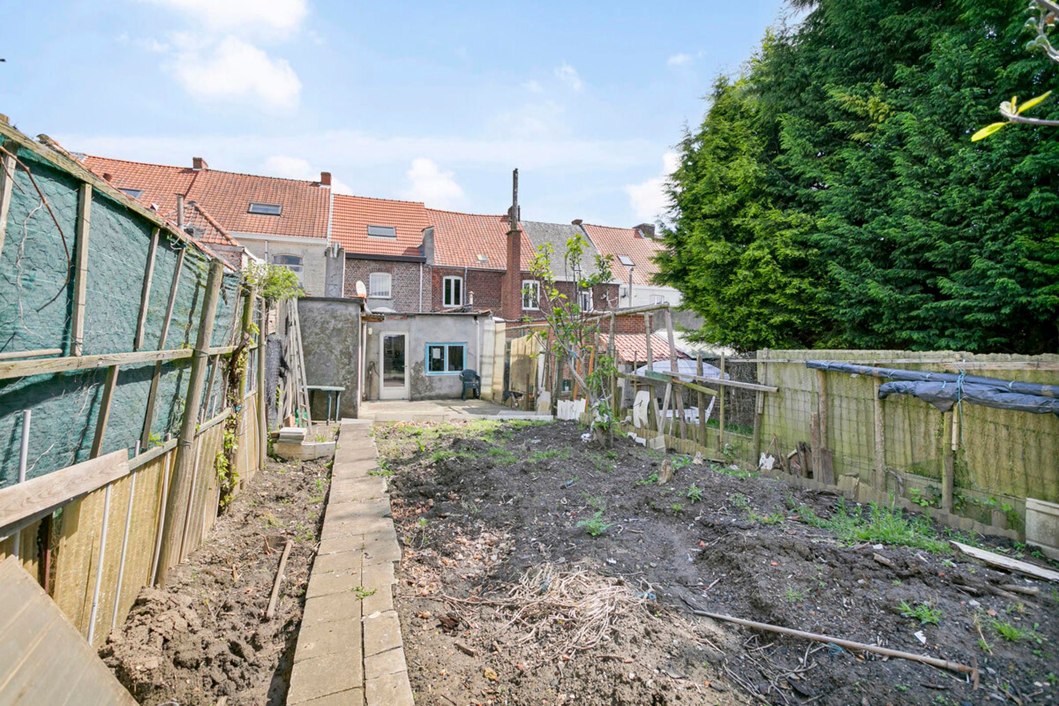 Verassend grote woning gelegen langs een invalsweg. foto 17