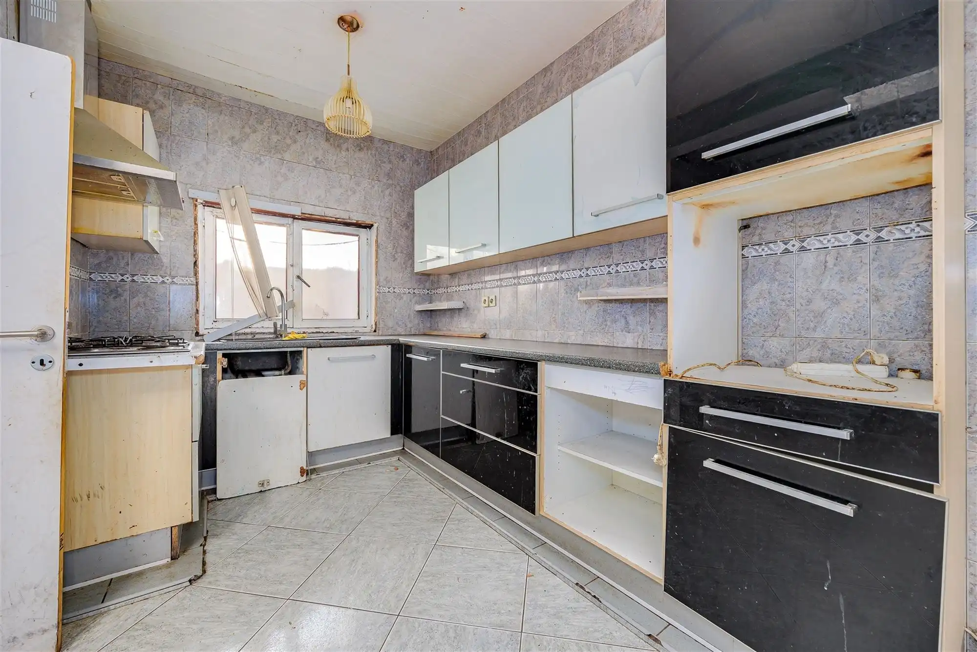 Te renoveren woning met 4 slaapkamers en koer foto 4