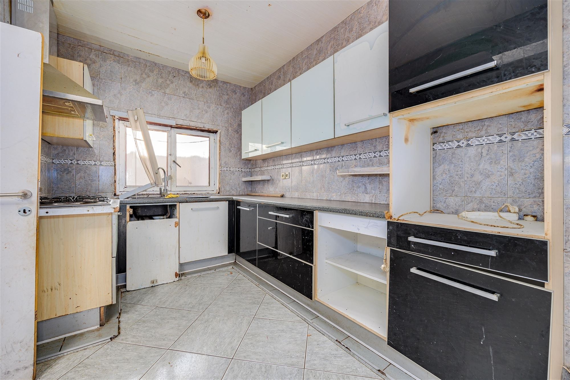 Te renoveren woning met 4 slaapkamers en koer foto 4