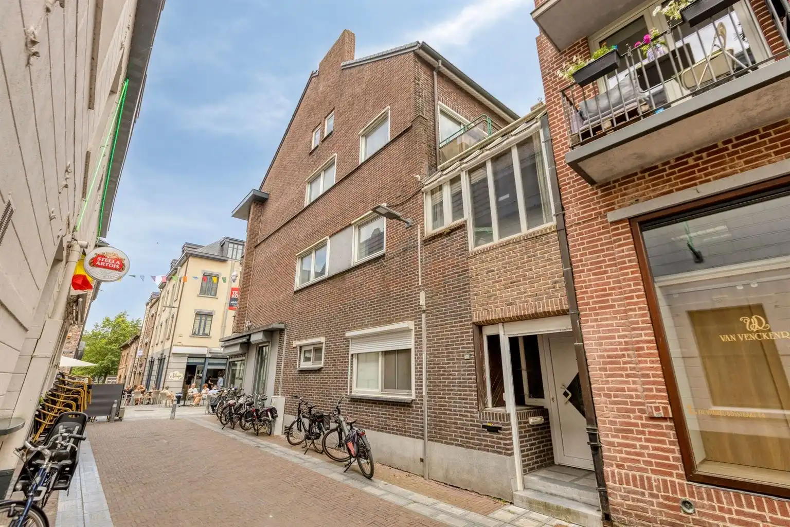 Karaktervol hoekpand met handelsruimte en ruime woning op een absolute topligging aan de Bosstraat in Maaseik.  foto 32