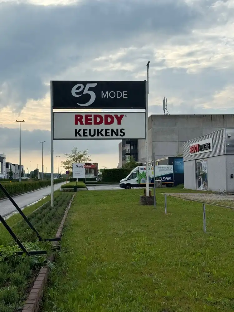 Commerciële gebouwen met sterke visibiliteit en 37 parkeerplaatsen foto 7