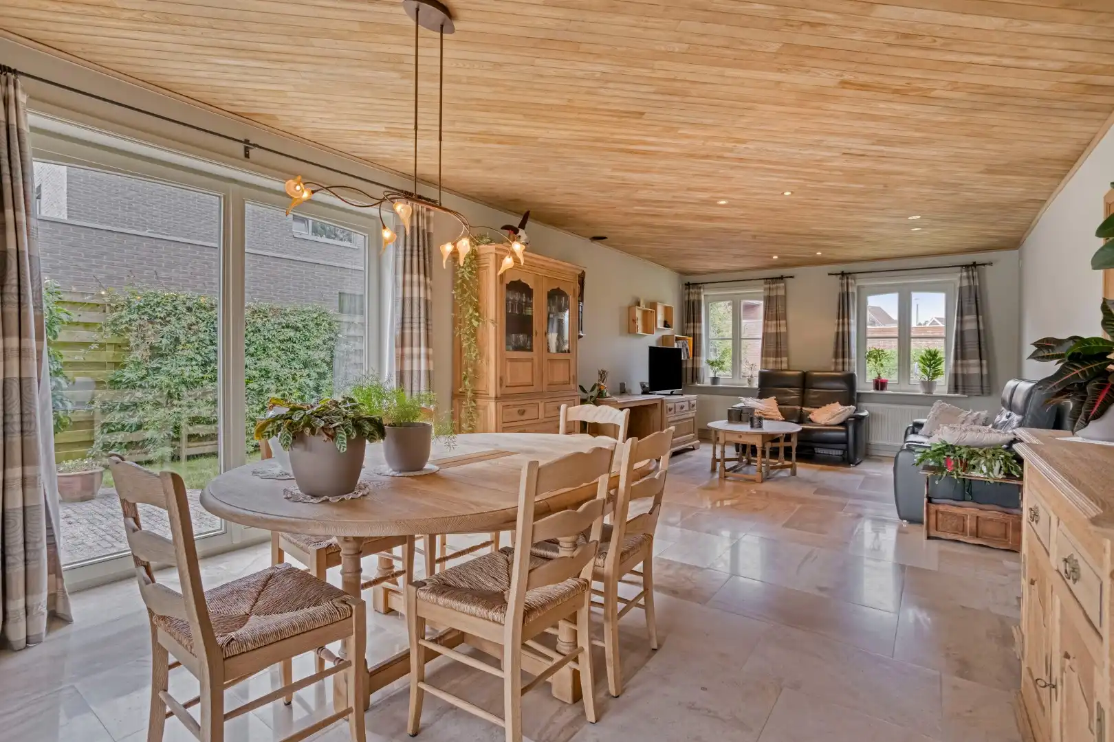 Prachtige, uiterst verzorgde villa met oogverblindende tuin op 903 m2! foto 3
