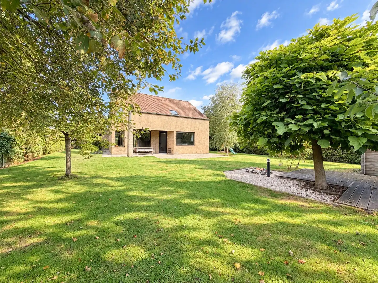 Ruime, lichtrijke en instapklare woning op een heerlijke locatie in Zomergem foto 3