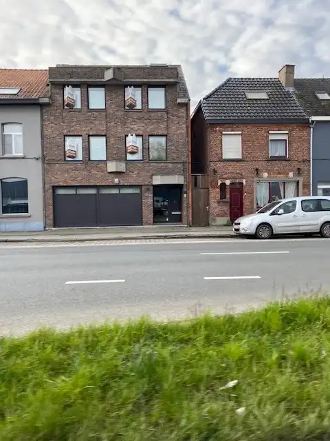 Building met praktijkruimte en 2 appartementen op commerciële locatie foto {{pictureIndex}}