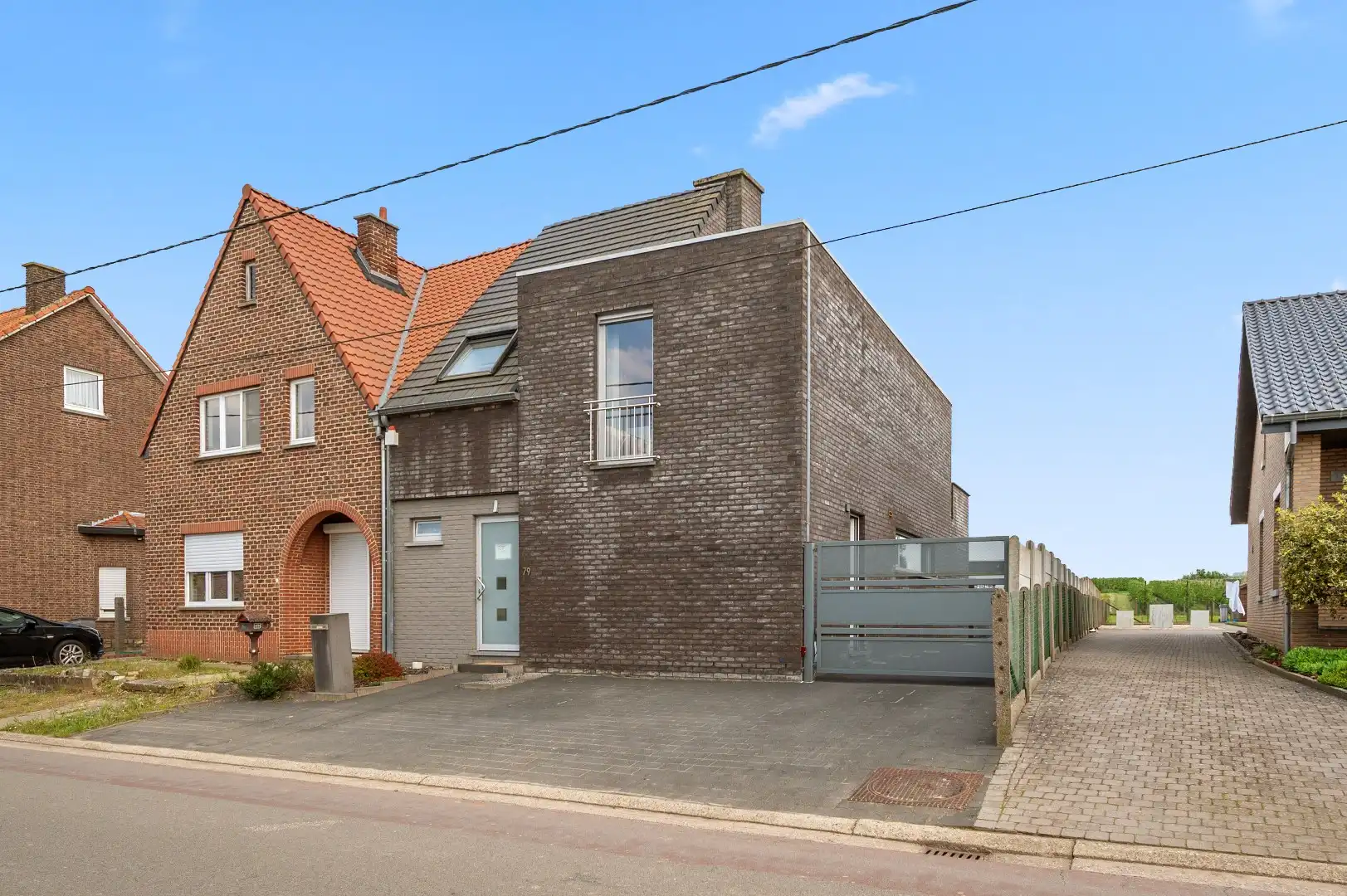 Mooie instapklare woning met tuin, terras, garage en 4 slpks foto {{pictureIndex}}