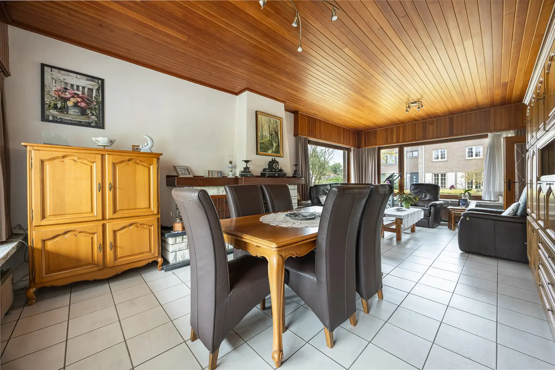 Landhuis met private tuin, vier slaapkamers en twee garages foto 5