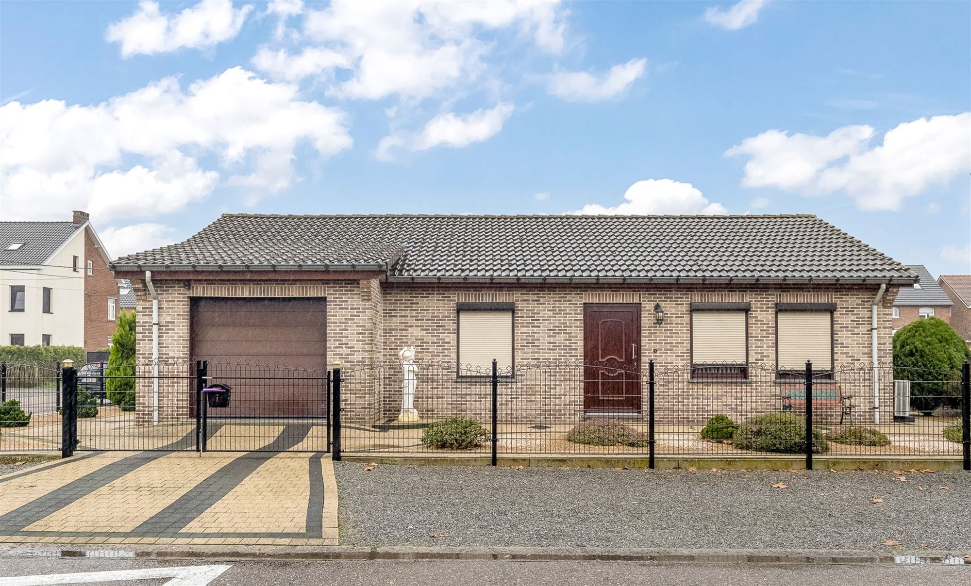 PERFECT ONDERHOUDEN GELIJKVLOERSE WONING OP VOLLEDIG OMHEIND EN AANGELEGD PERCEEL TE LEOPOLDSBURG foto 1