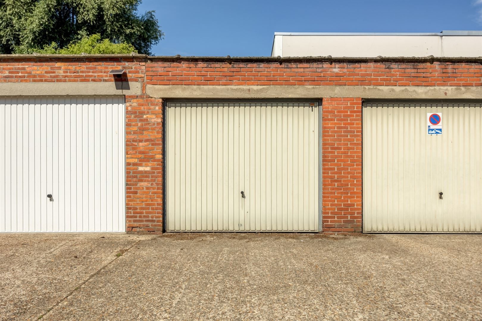 Halfopen gelijkvloers appartement met garage foto 16