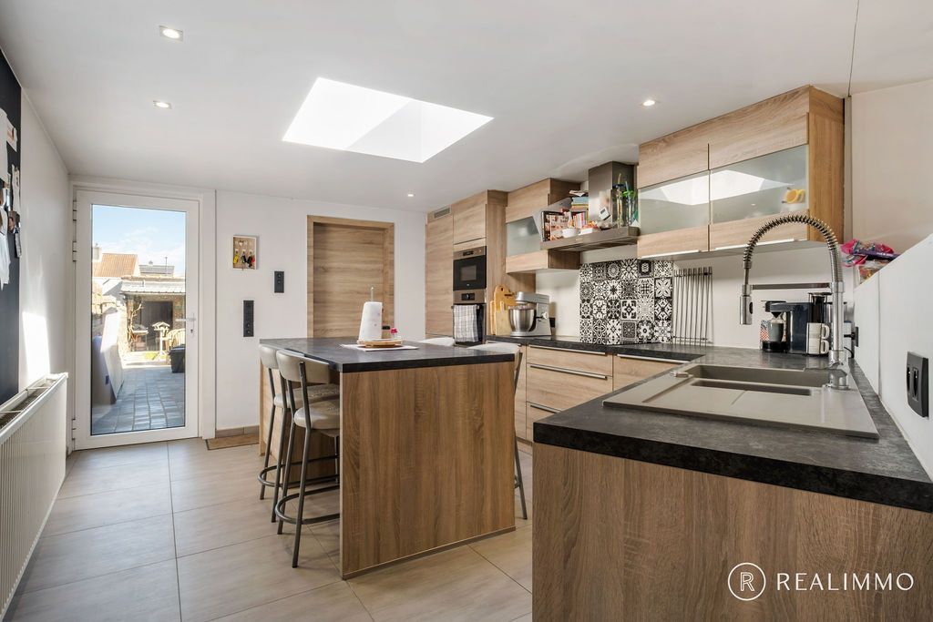 Instapklare woning met tuin, garage en carport foto 9