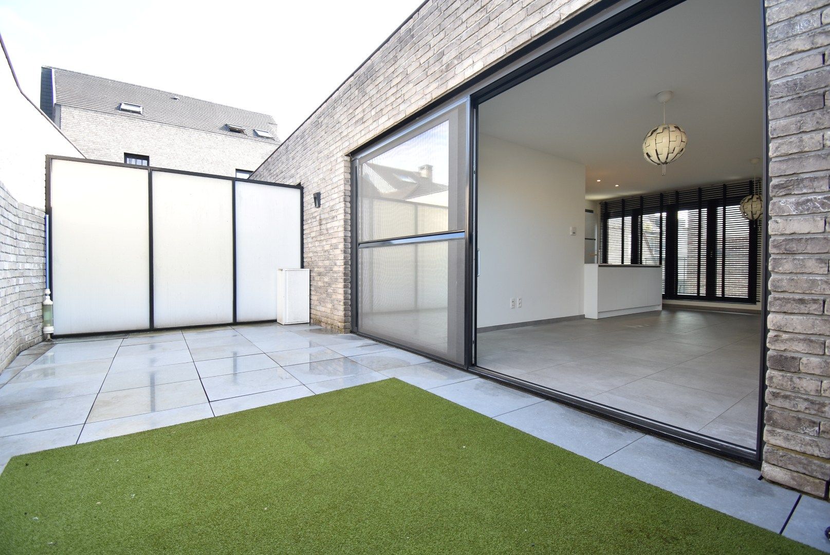 Knap afgewerkt duplexappartement met twee slaapkamers, terras, berging en standplaats vlak aan het dorpsplein van Hoeselt foto 3