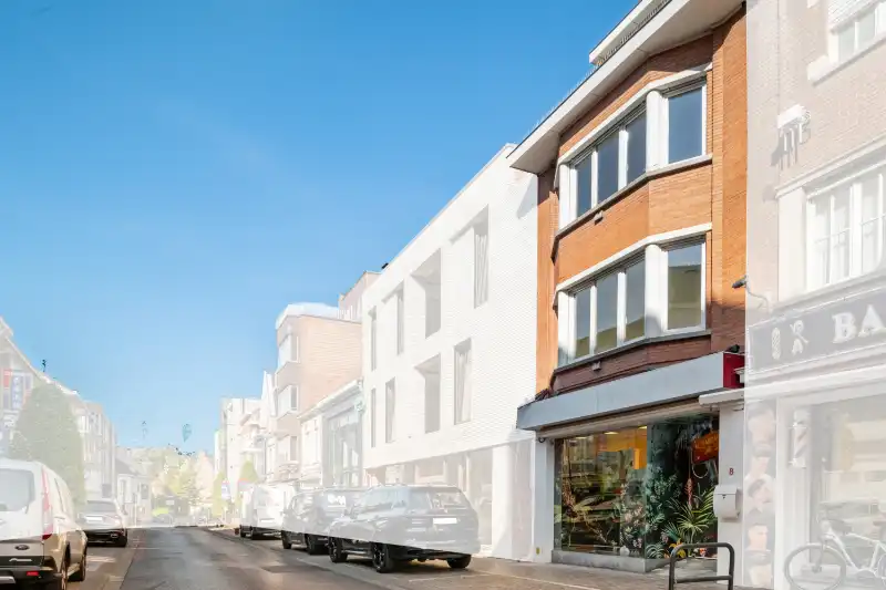 Roeselare-Manestraat. Multifunctioneel handelspand : gelijkvloerse handelsruimte met etalage en + 3 verdiepingen appartement / extra workspace.  Dichtbij de markt en alle parkeerplaatsen. foto 2