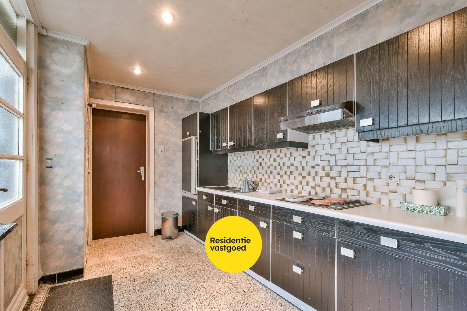 Te renoveren woning in hartje Torhout! foto 7