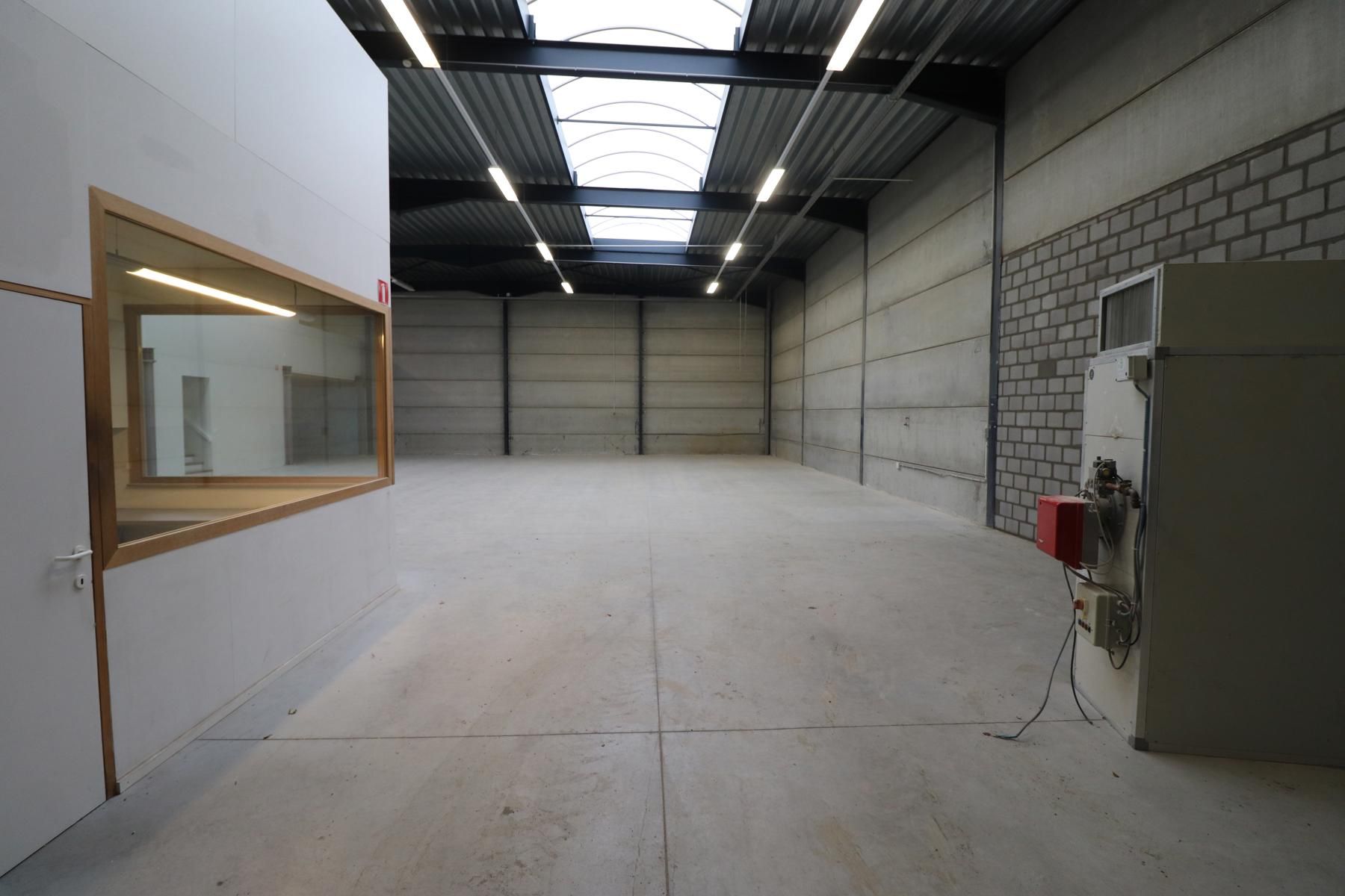 KMO-UNIT VAN 500M² MET BIJHORENDE KANTOREN. INDUSTRIEZONE MERKSPLAS foto 2