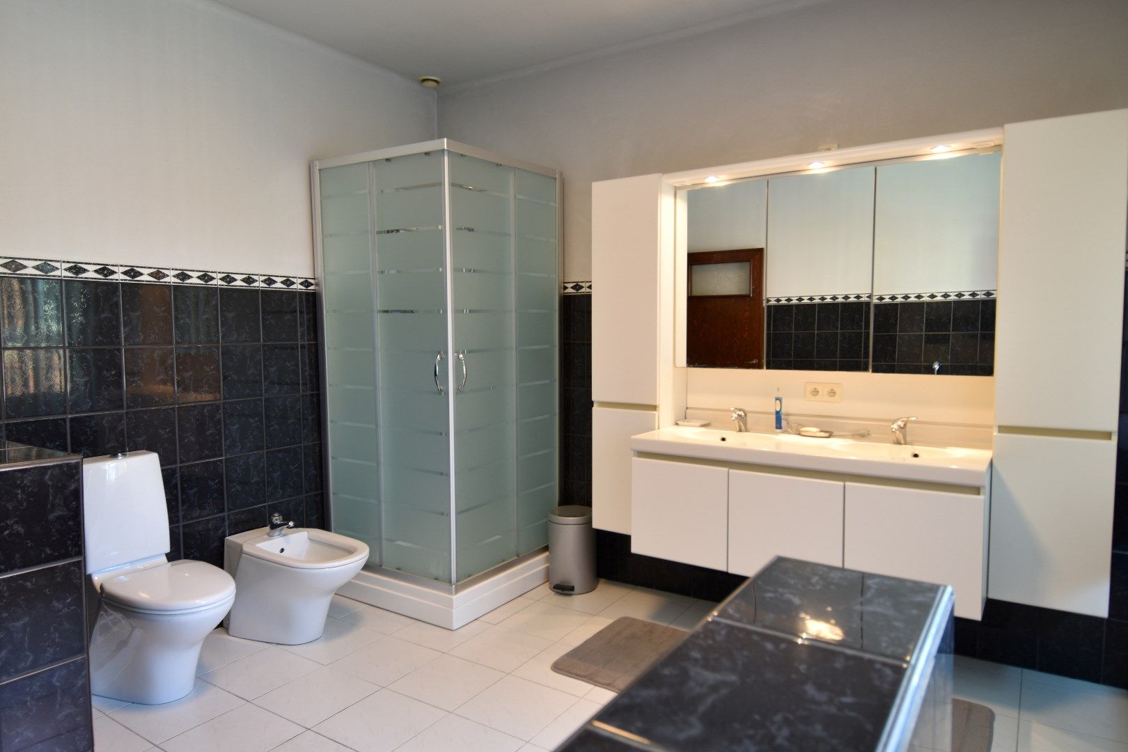 Charmante eigendom met 3 slaapkamers, 80 m² zolder, inpandige garage en zonneterras te koop in Gullegem-centrum foto 12