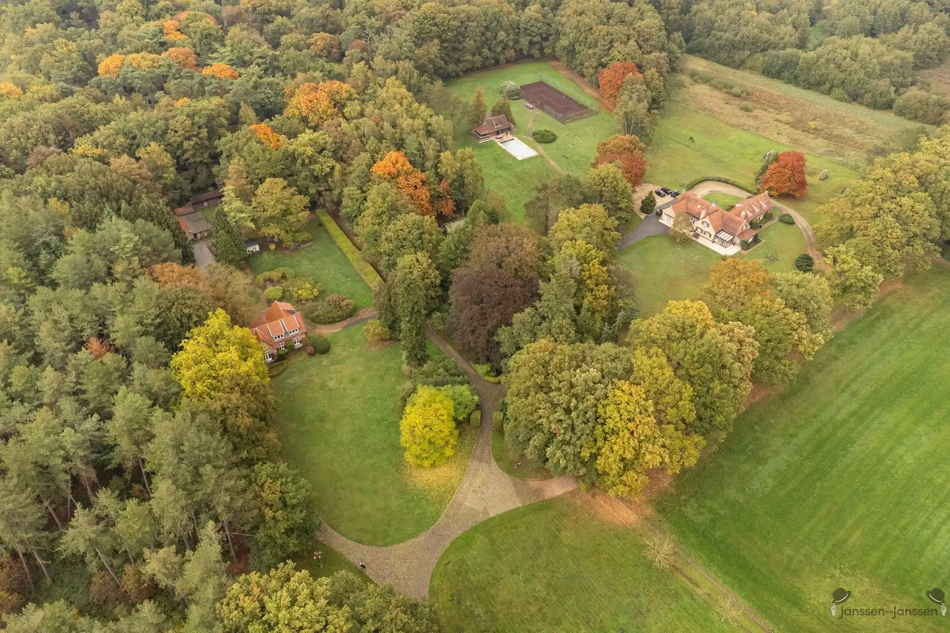 Hoofdfoto van de publicatie: domein van ca.20 ha met 2 woningen