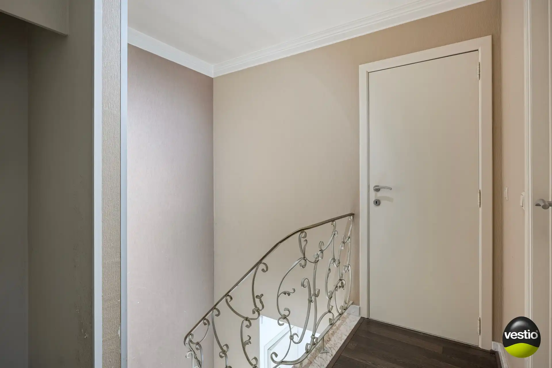 Handelshuis met absolute topligging en verhuurd bovenliggend appartement in hartje Alken. foto 15