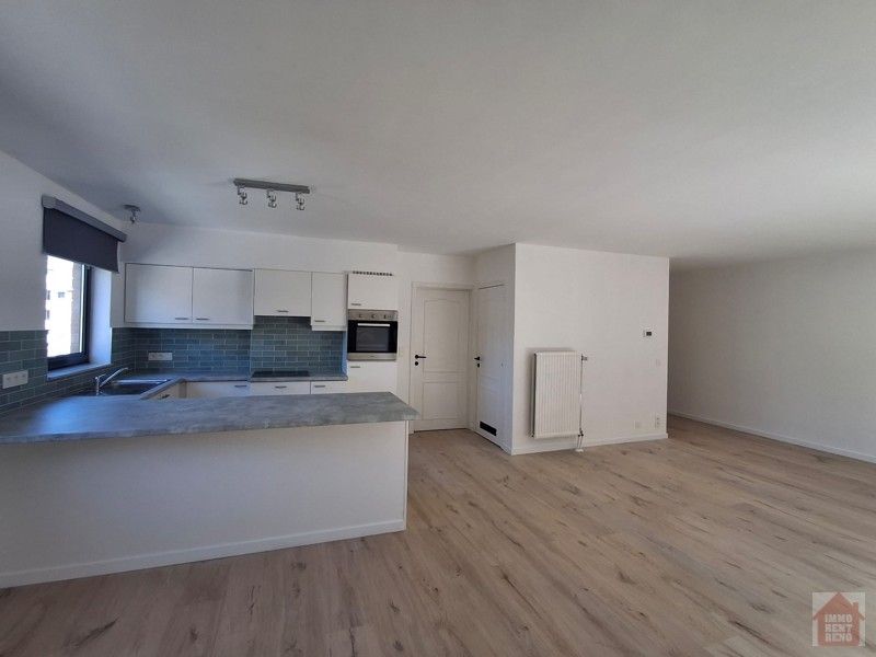 Ruim 2 slaapkamer appartement met paking! foto 4
