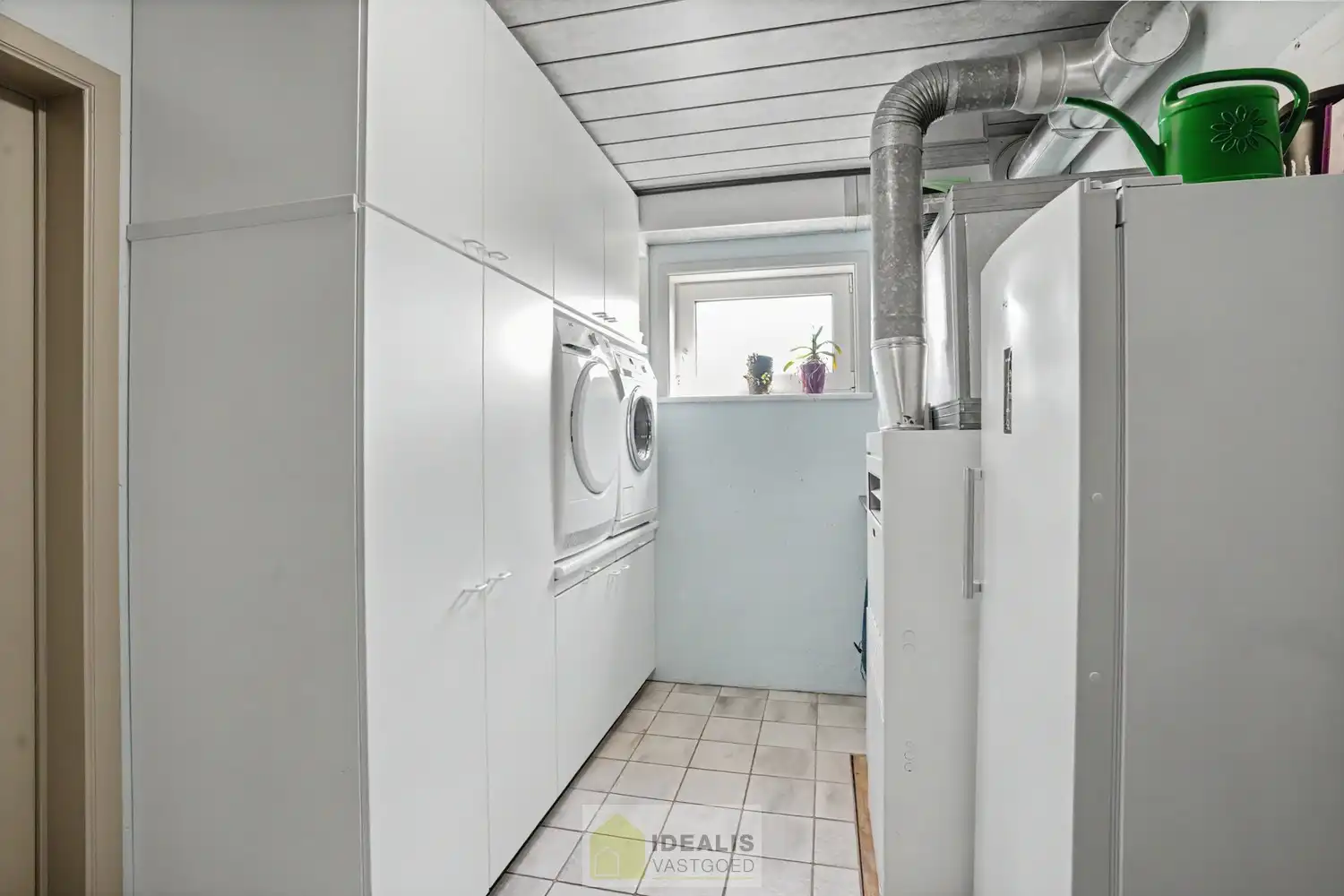IDEALIS VASTGOED – ROYALE, INSTAPKLARE EN ZEER GOED ONDERHOUDEN GEZINSWONING OP EEN RUSTIG PERCEEL VAN 8A 44CA MET 4 KNAPPE SLAAPKAMERS, RUIME GOED UITGERUSTE BADKAMER, RECENT GERENOVEERDE KEUKEN, HEERLIJKE VERANDA EN VRIJSTAANDE CARPORT - De woning omvat maar liefst +- 225m² bewoonbare oppervlakte met een ruime lichtrijke woonkamer, uitgeruste recent gerenoveerde keuken, 4 slaapkamers, ruime badkamer voorzien van ligbad en inloopdouche, hobbykamer/werkplaats en vrijstaande carport met achterliggende fietsenberging. foto 22