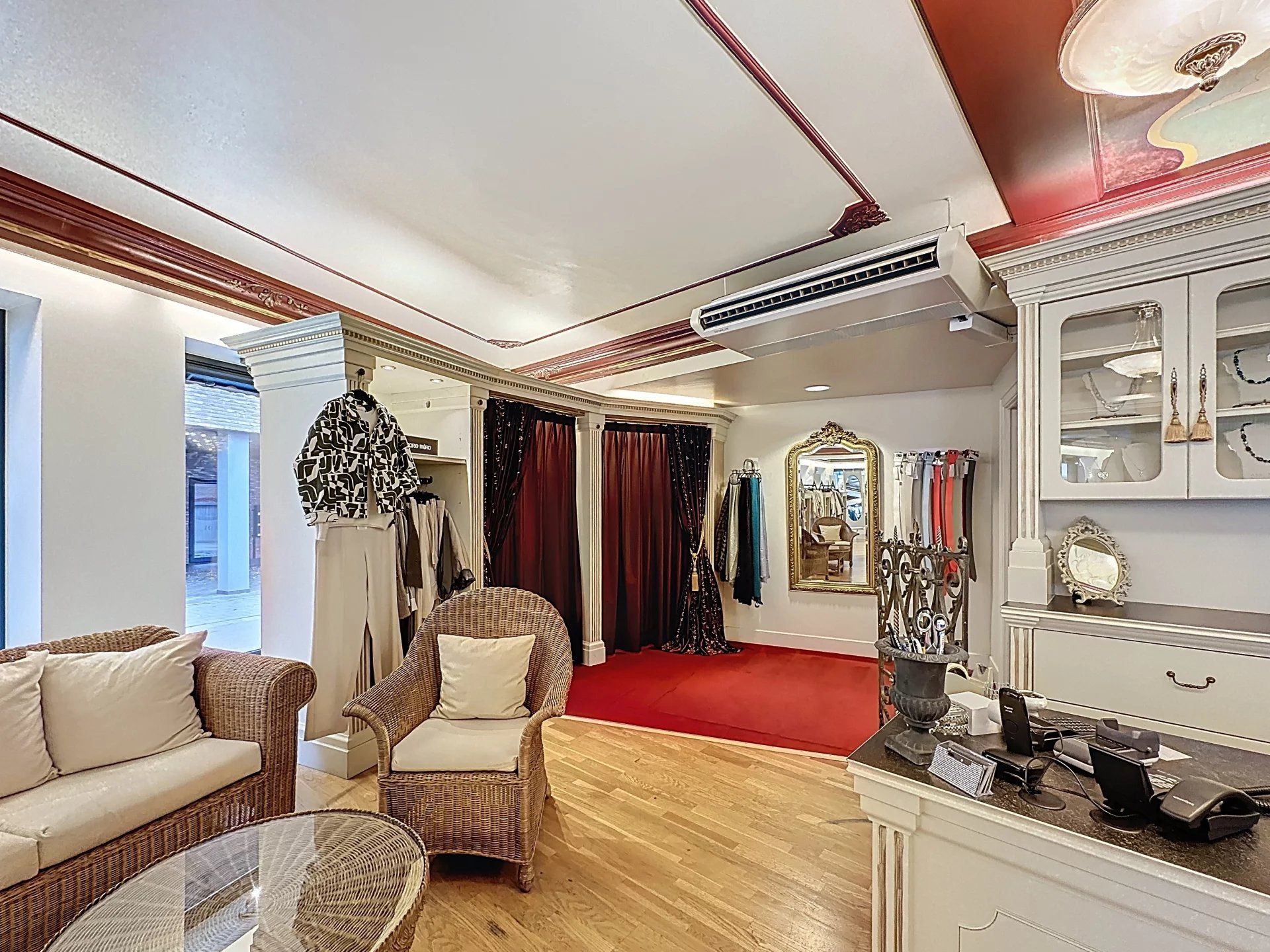 Ruim handelspand met kantoor en keuken op toplocatie. foto 8