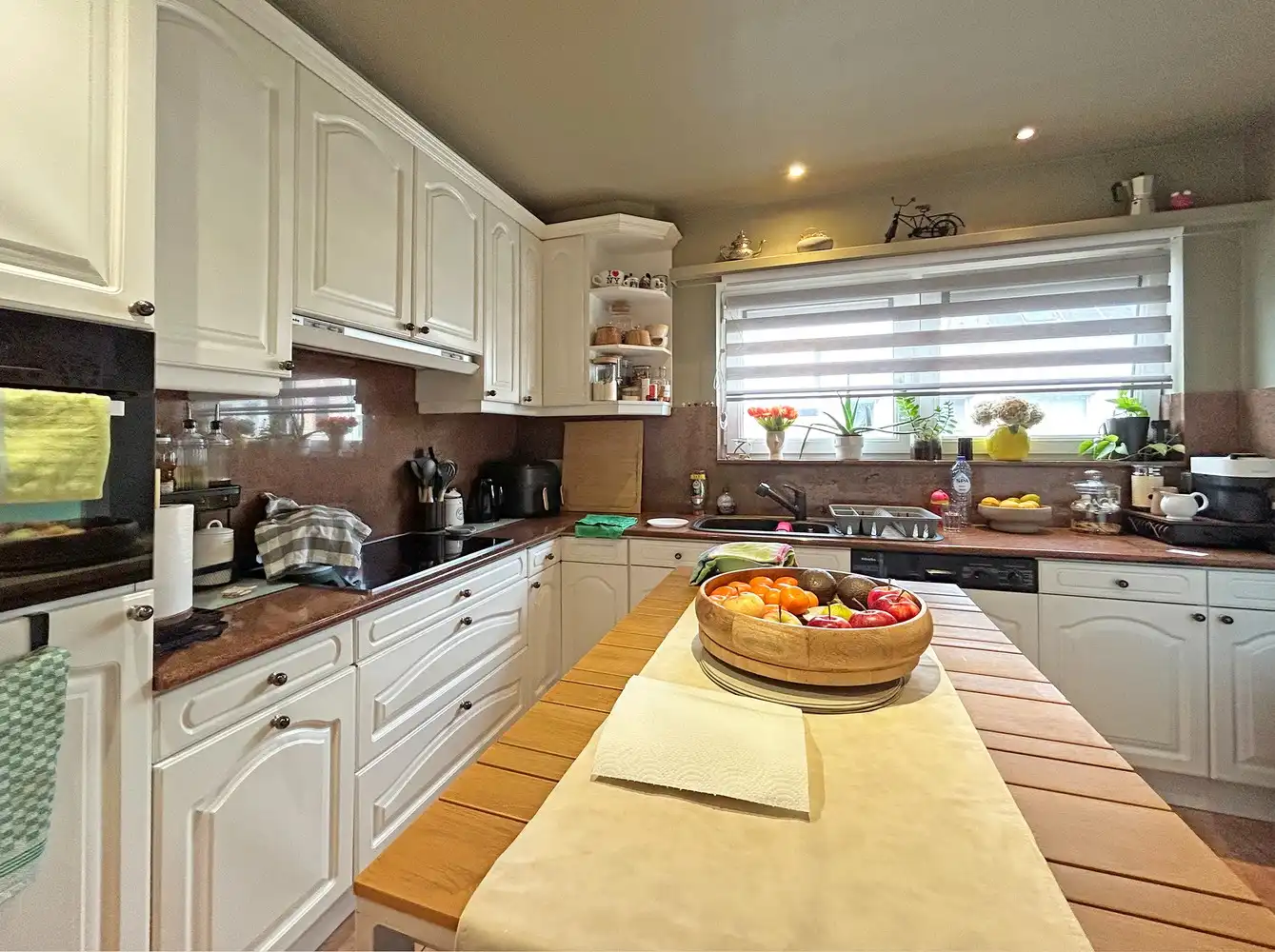 Instapklaar drie slaapkamer appartement met terras in Wijnegem foto 6