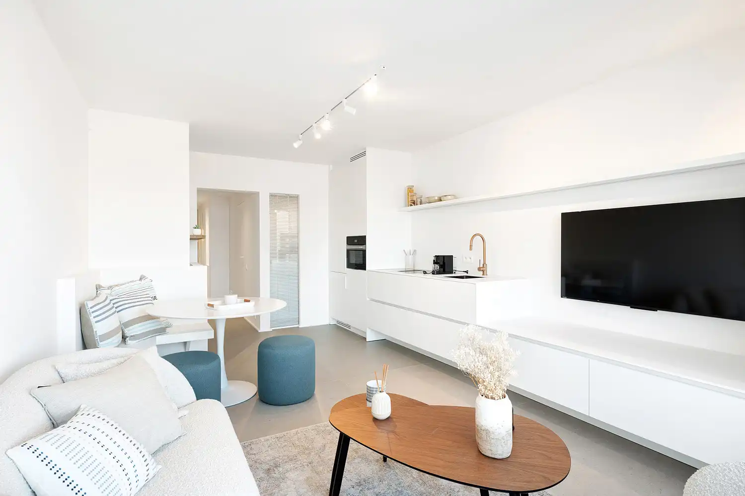 Prachtig vernieuwd 2 slaapkamer appartement aan het Albertstrand foto 5