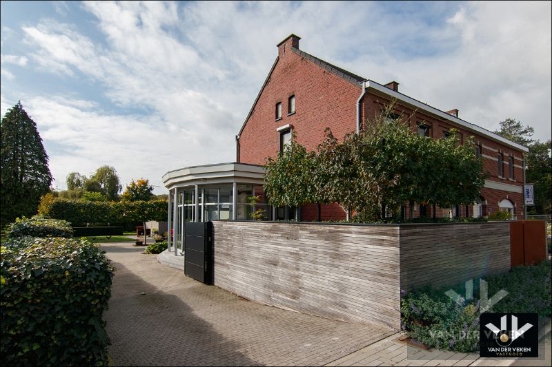 Luxueus afgewerkte en energiezuinige ruime woning met vier slaapkamers en guesthouse met tal van mogelijkheden op centrale (maar toch bosrijke!) locatie te As foto {{pictureIndex}}