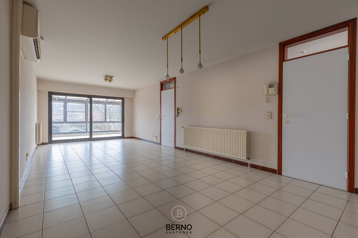 Building met praktijkruimte en 2 appartementen op commerciële locatie foto 6