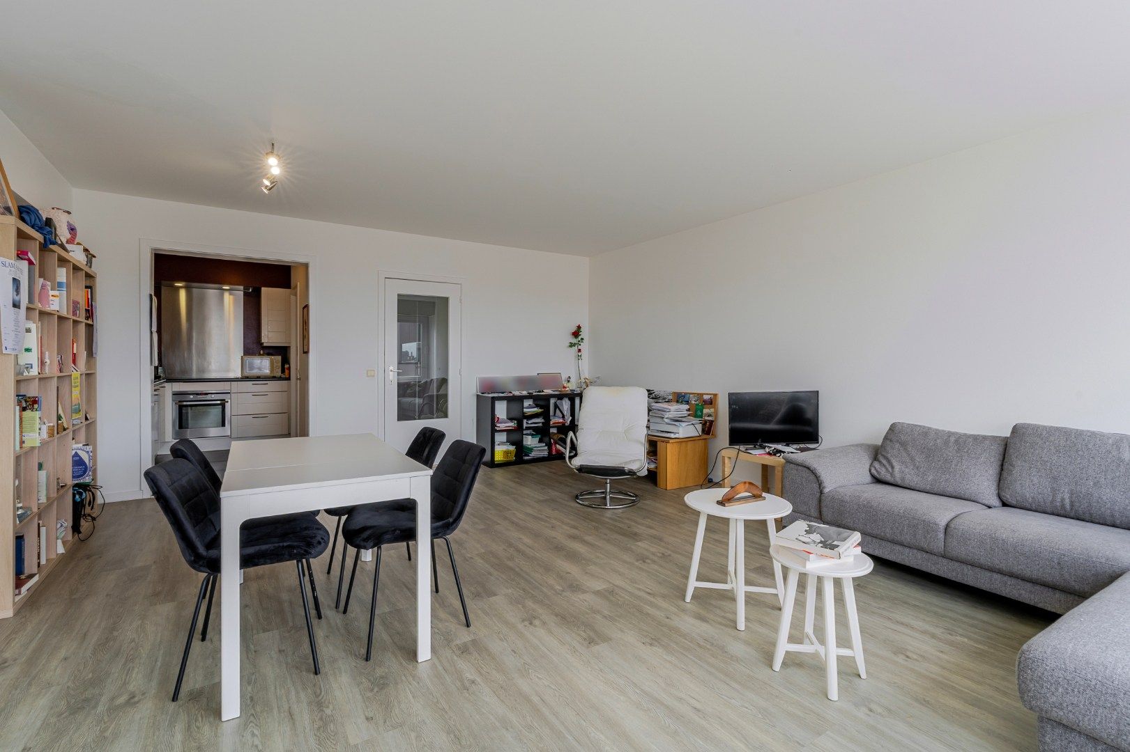 Instapklaar appartement te koop in Oostende met EPC-label B. 93 m², 2 badkamers, terras, streepje zeezicht en onderhoudsvriendelijke vinyl-laminaatvloer. foto 8