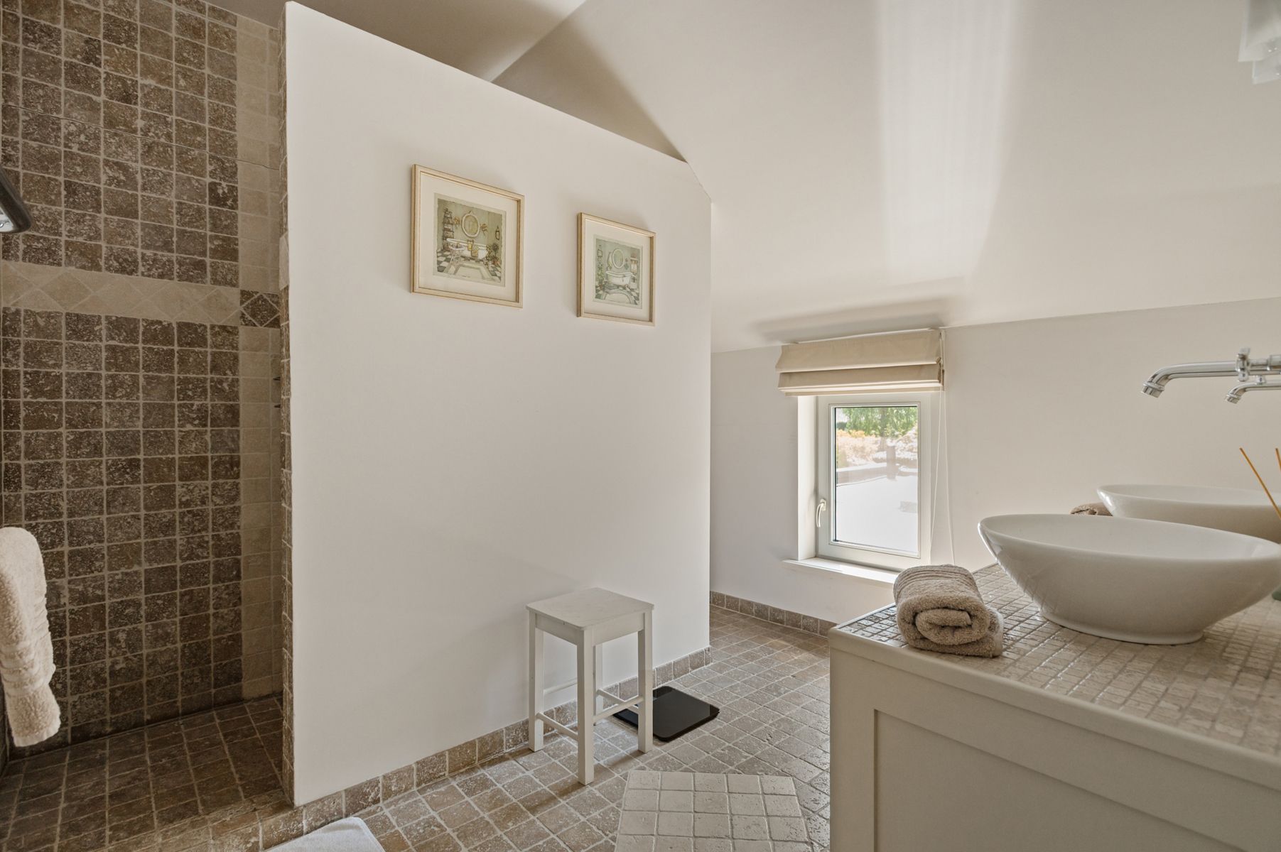 UNIEKE INSTAPKLARE WONING MET ZWEMBAD foto 26